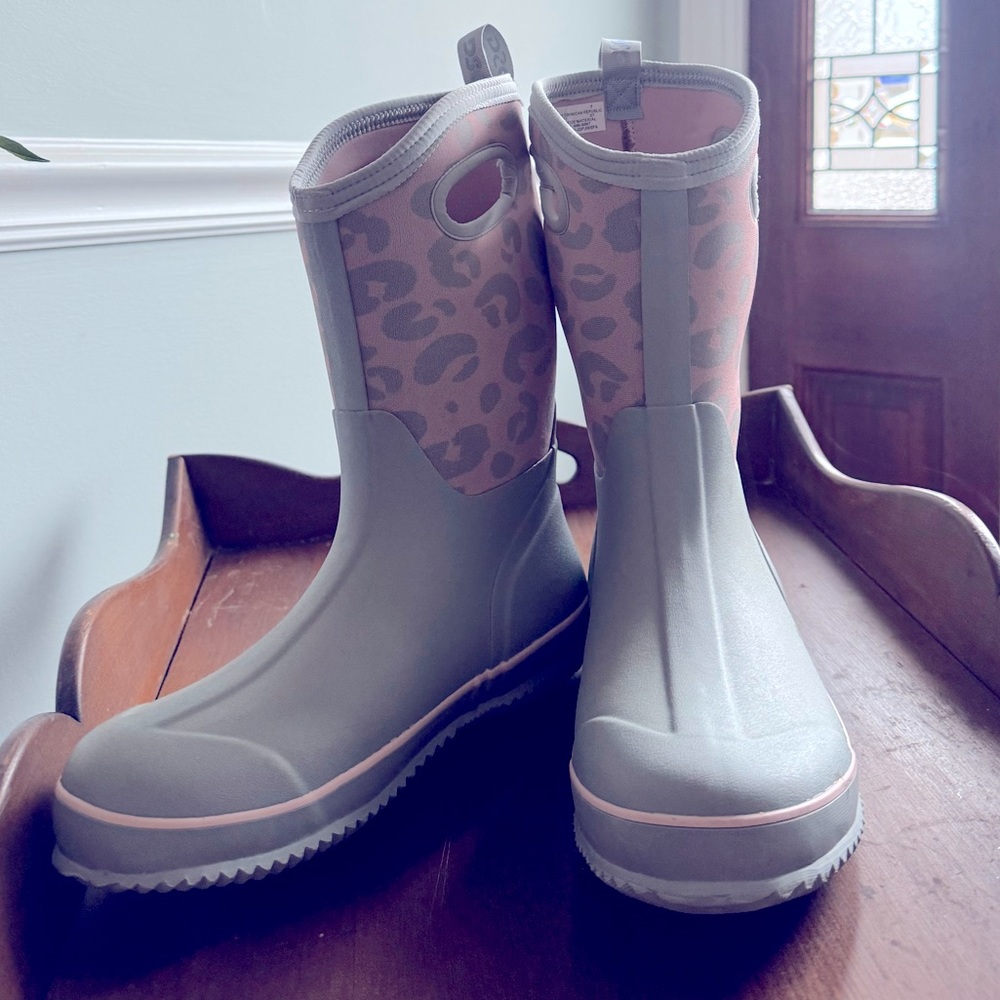 All weather rain boots size 7 DSG